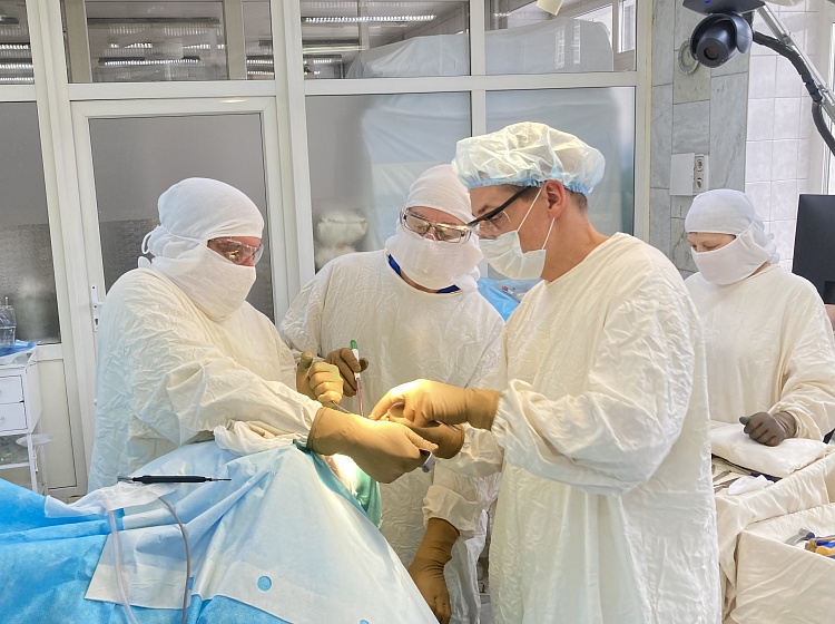 Ортопеды КМХЦ первыми в Омске осваивают новую методику частичного протезирования коленного сустава